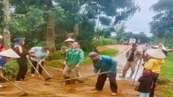 Các thôn Đăk BLang, Đăk Prông ra quân vệ sinh môi trường, chỉnh trang khu dân cư
