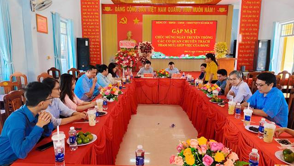 Thường trực Đảng ủy - HĐND - UBND - Ủy ban MTTQ Việt Nam xã tổ chức gặp mặt, chúc mừng ngày truyền thống các cơ quan tham mưu, giúp việc Đảng ủy