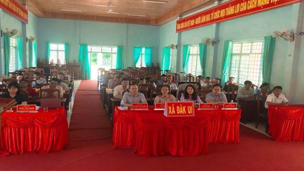 Đảng ủy xã Đăk Ui trao quyết định thành lập các chi bộ trực thuộc, kiện toàn tổ chức đảng theo quy định mới